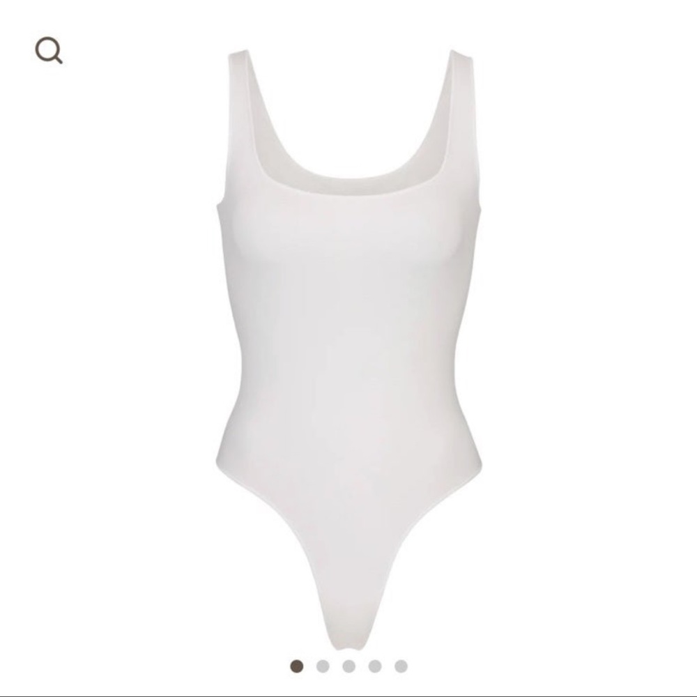 SKIMS ESSENTIAL SCOOP NECK BODYSUIT
